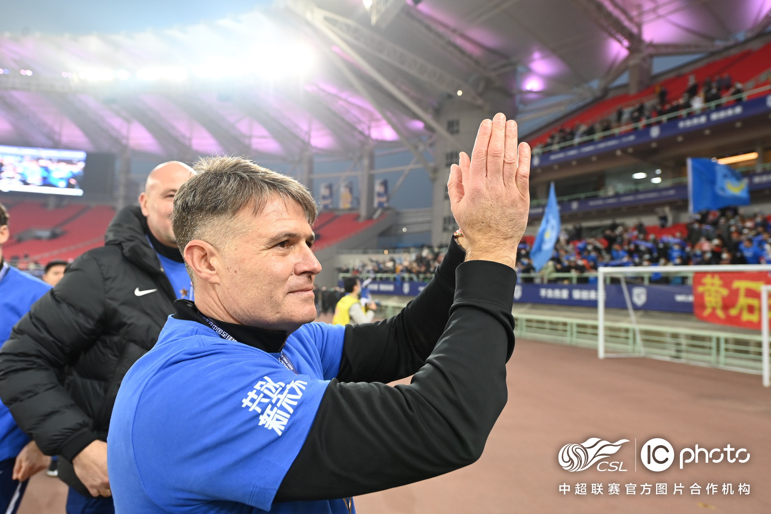 多特蒙德训练开放日；赛后队长鼓劲引欢呼；中超在即；年轻球员得到机会的简单介绍